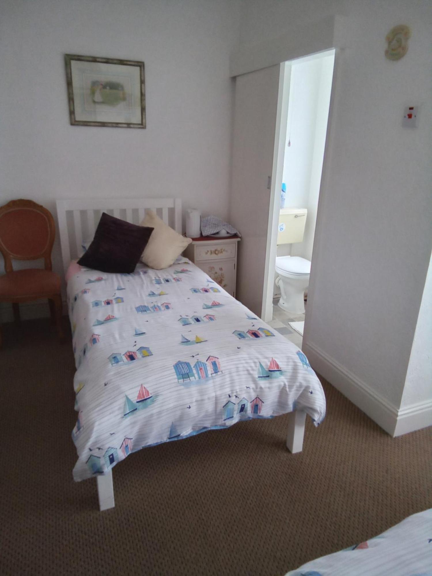 Applebys Guest House Holyhead Habitación foto